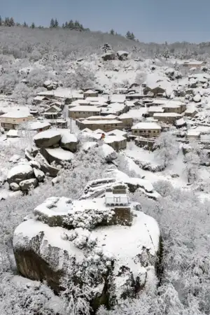 Imagem de aldeia coberta de neve, com muitas casas.
